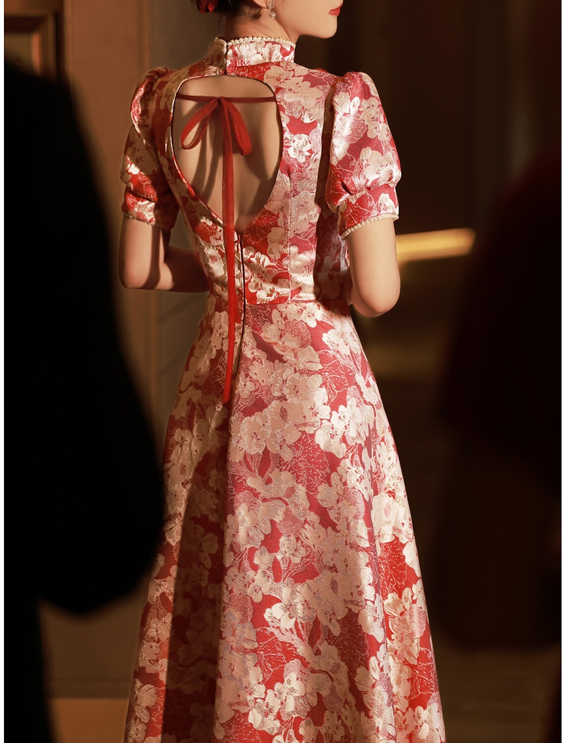 Abito da sera a trapezio, stile cinese, da fidanzamento, lungo fino al pavimento, con mezza manica, collo alto, in raso con perle e spalline.